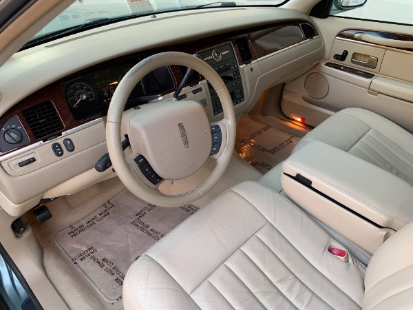 Used-2006-Lincoln-Town-Car-Signature