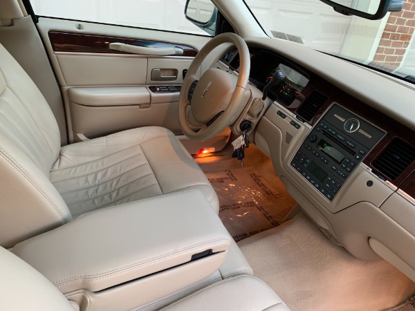 Used-2006-Lincoln-Town-Car-Signature