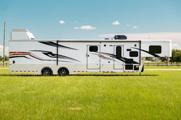 New-2019-Sundowner-1786GM-40-Toy-Hauler