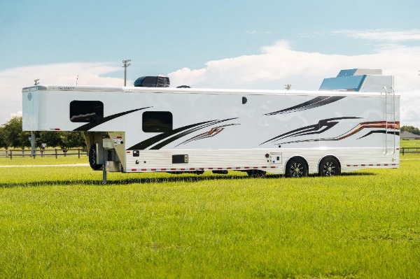 New-2019-Sundowner-1786GM-40-Toy-Hauler