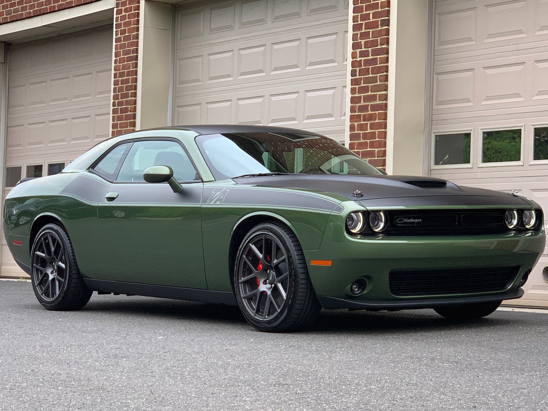 Машина dodge Challenger 2018