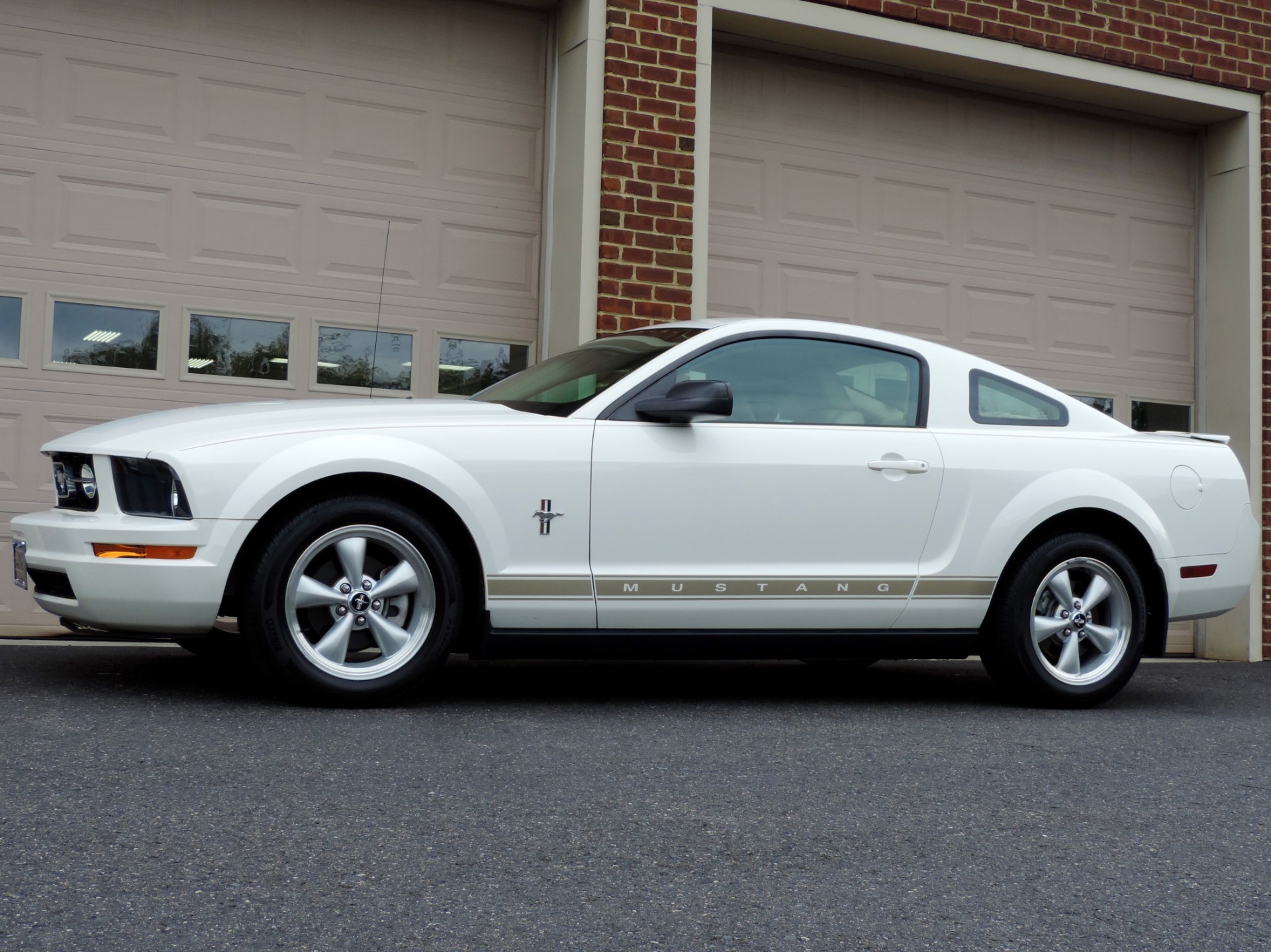 2007 Ford Mustang V6 Premium front view